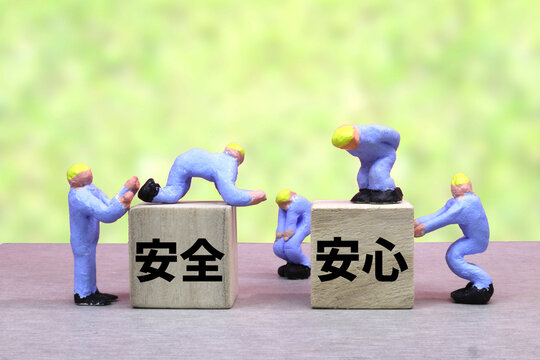 交通安全に関する手描きフリーイラスト素材 「横断歩道を渡る男の子、女の子」「横断歩道」「歩行者用信号」pngデータ 登録不要 すぐにダウンロード可能のざのざノート