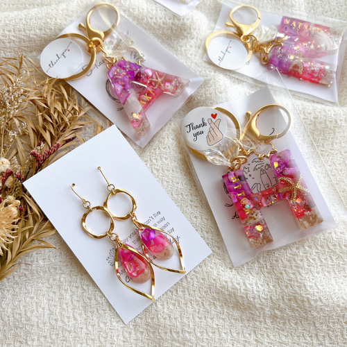 リボンで作る簡単キーホルダーチャームの作り方🗝️🎀 TOY'S Parade❤︎@toys_parade さんによる、簡単キーホルダーチャーム作り方をご紹介します！いつものコーデに小物をプラスしておしゃれ上級者に🙆‍♀️🌟 詳しい作り方は、 @ribbonbon_japan のプロフィールから