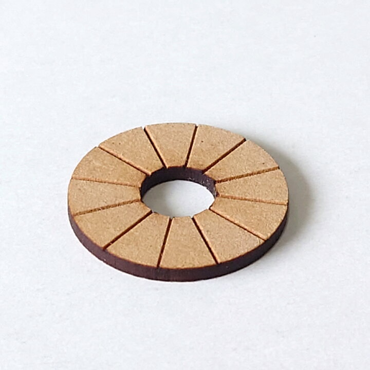 今まで作ってきた糸ボタンとは、土台となるものも巻き方も全然違う糸ボタンにチャレンジ中です。 ・ ・ 教科書は、ちくちくちどり さんの糸ボタンの本・ ・ 眺めているだけでもうっとりする糸ボタンの本✨✨ やっとこさ手をつけてみました。 ・ む、むずかしい