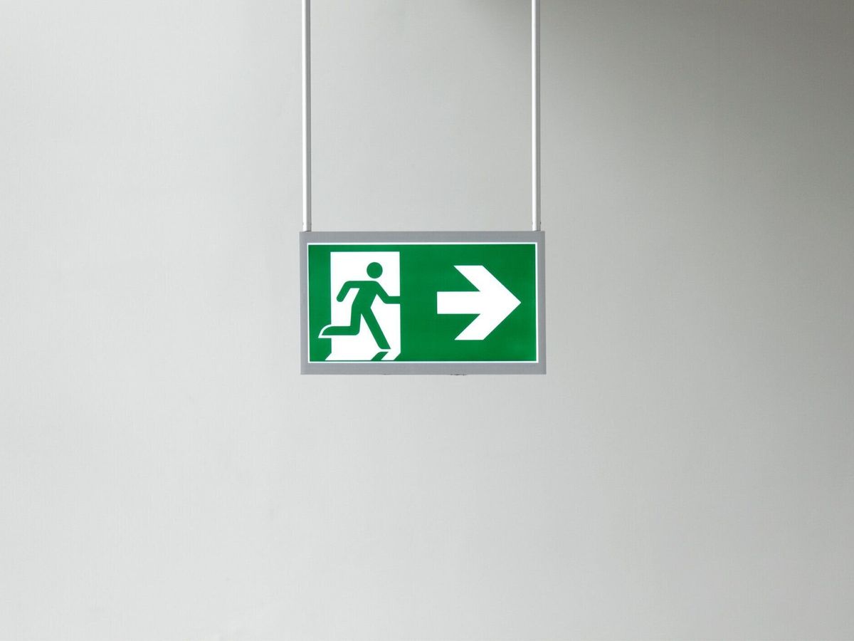 反射 避難口 非常口 標識 ステッカー 防災 誘導 非常口マーク ピクトグラム ドアサイン アメリカン EXIT 18cm リフレクター 非常口パネル室内誘導 シールマニアックコレクション