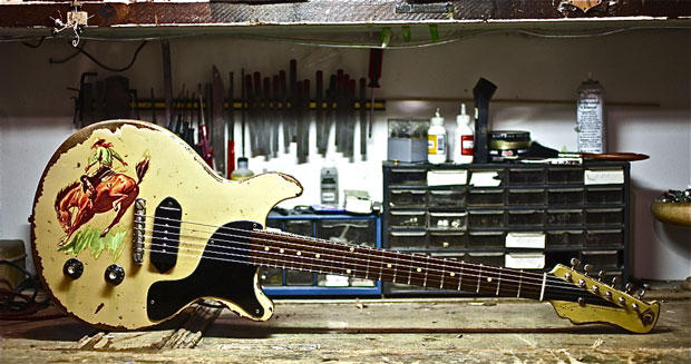 エレキギターの情熱的キャラクター手書きかわいいかっこいいサングラスさんイラスト・フリー素材なら「シンテリ」