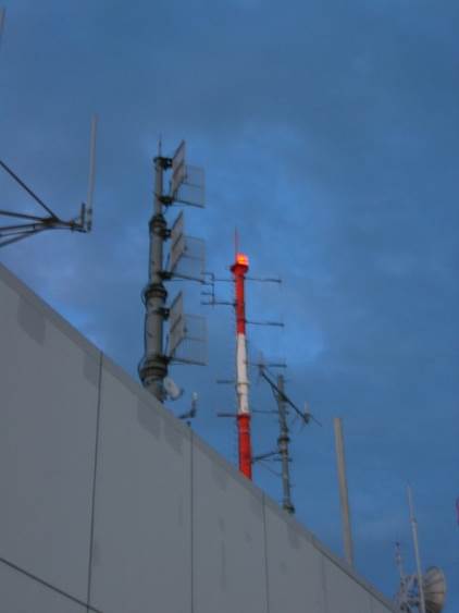 高層ビルの上についている「赤いランプ」は何かテンミニッツ・アカデミ