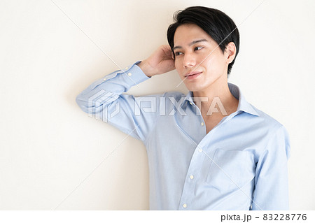 642 シャツ 脱ぐ Stock Photos,