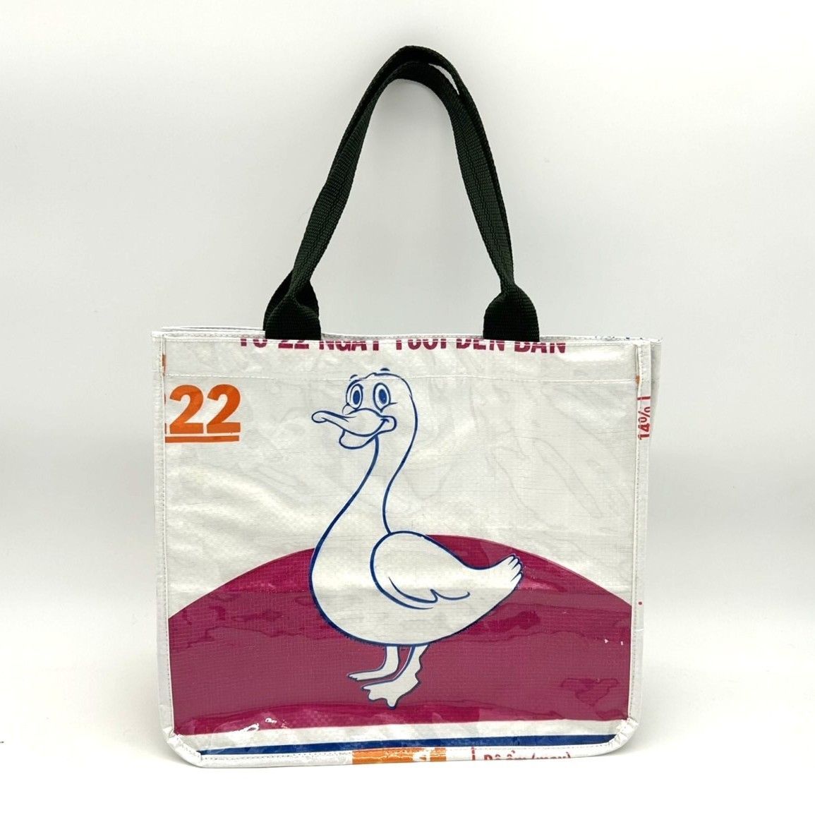 スタバ紙袋リメイク、 第二弾。 100円ショップで買えるものを使った ビニールコーティングポーチ。 すごいですよね動画サイトで 『スタバ紙袋リメイク』って検索するとこんなもの、作れちゃう。 さくらの紙袋は 内側も可愛いので、 中もビニールコーティングして