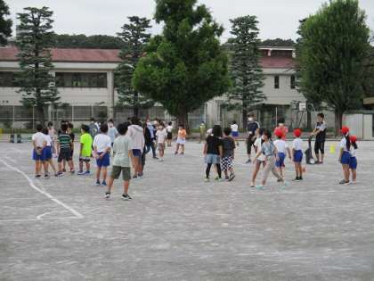 ２・４年生 遊遊タイム「ドッジボール・ドッジビー」 - 尼崎市立成徳小学校