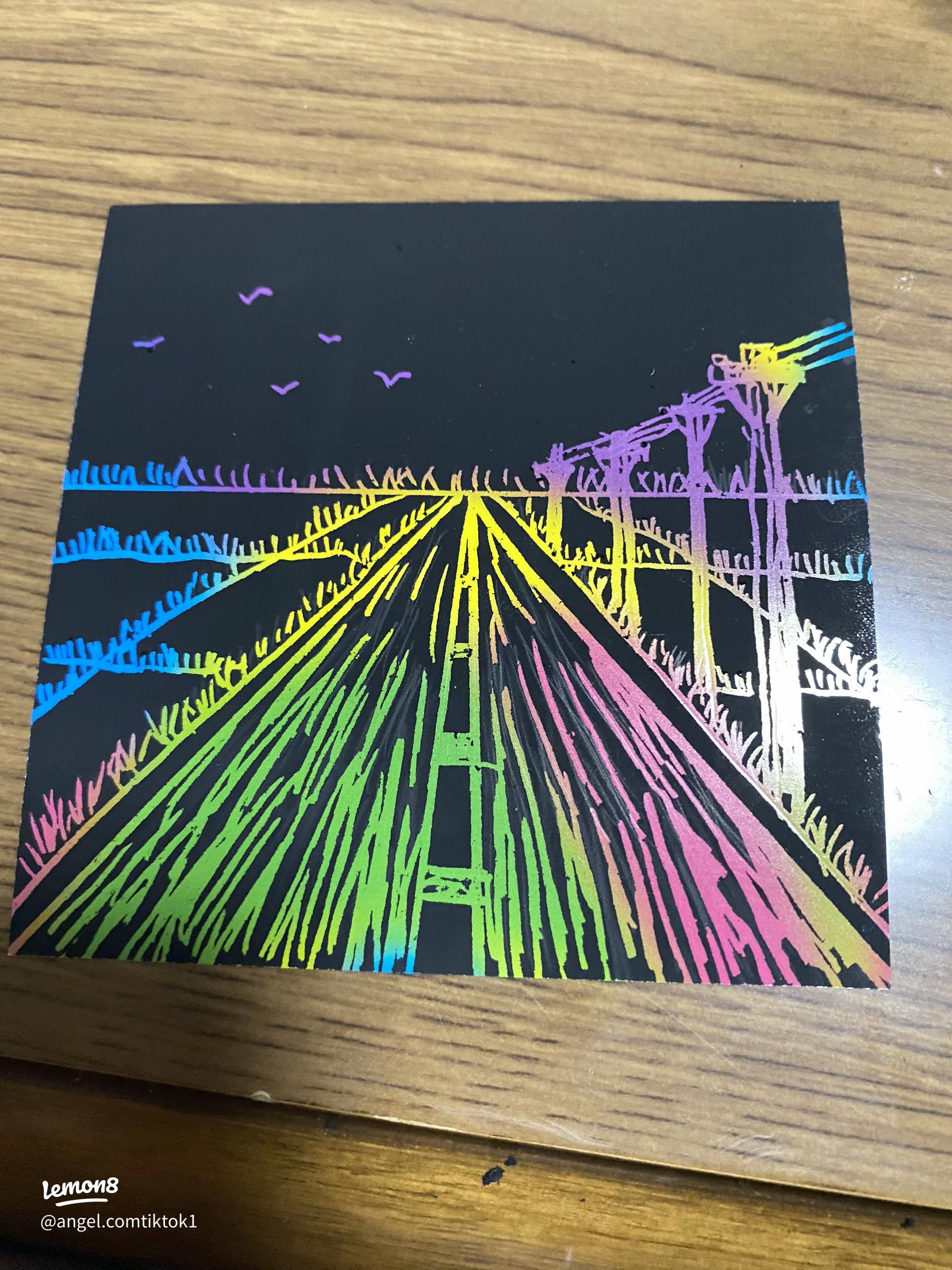 黒い紙に書けるペンを知っていますか？ 今回は、パイロットの“黒い紙にも書ける”ペンを集めてみました。 全ページが黒い紙の「ブラックノート」に、ゲルインキボールペン「ジュース」、「ジュースアップ」、「ハイテックCコレト」とカラーシャープペンシル「カラーイーノ