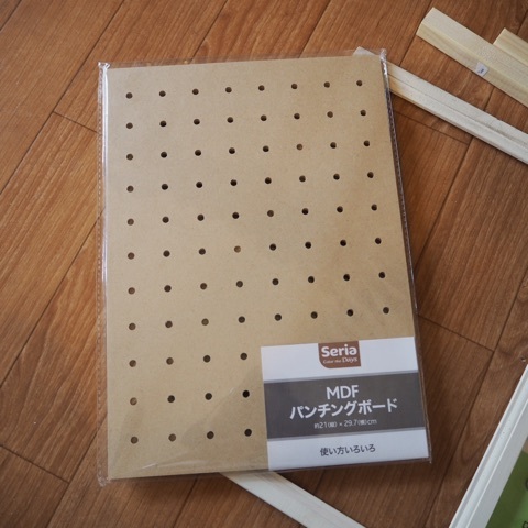 セリアの有孔ボードをボンドではるだけ！シックなアクセサリー収納スタンドESSEonline エッセ オンライン