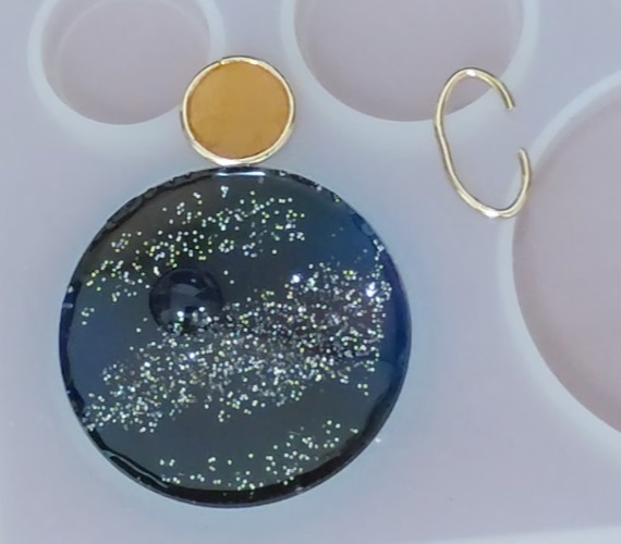 100均の材料を使ってUVレジンで宇宙塗りをしてみた！コワーキングスペース7F