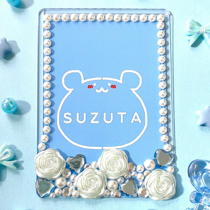 リボンとシールはダイソーで揃えました🎀 ✳︎細いリボンは自前ですグルーガンは百均にも売っています👌🏻リボンは縫わずに貼るだけでも🙆🏻‍♀️硬質ケースデコ硬質ケースカードケース作りケースデコ推し活推しのいる生活推し活グッズ推しカラーヲタ活ブロマイドぱしゃこれチェキダイソー購入品