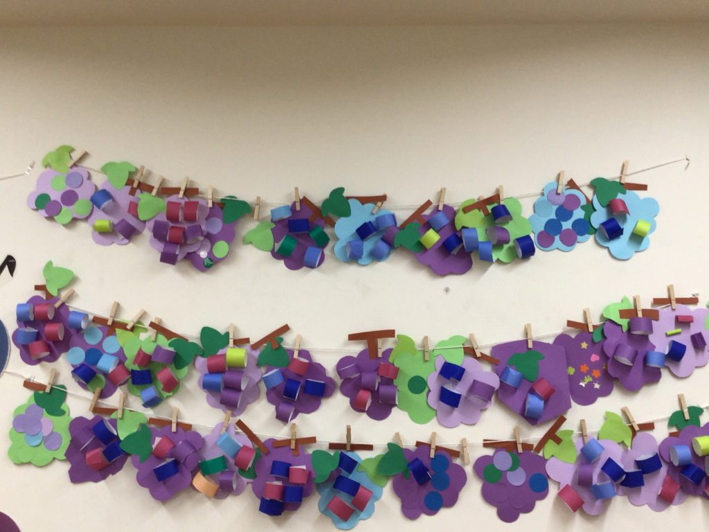 ぶどうの製作 立体的に折り紙で壁面工作☆簡単な折り方作り方をご紹介♪│子供と楽しむ折り紙・工作