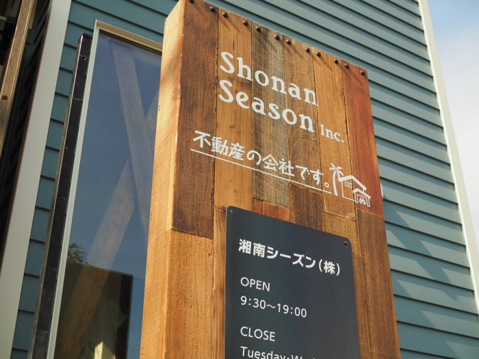 おしゃれな壁面に映えるクールな印象のステンレス文字銘板建物の名称看板なら銘板館へ 施工事例