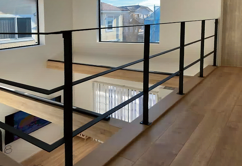 デザインフレーム・横桟タイプ サイズ：H800×W1200～2000mm 幅はセミオーダ材質：高耐食性メッキ鋼管 カラー：サテンダークグレー、サテンブラック粉体塗装 カツデン社製 手すり フェンス 防護柵 外構 美しいデザイン ※幅はお客様のご希望に応じて製作致します