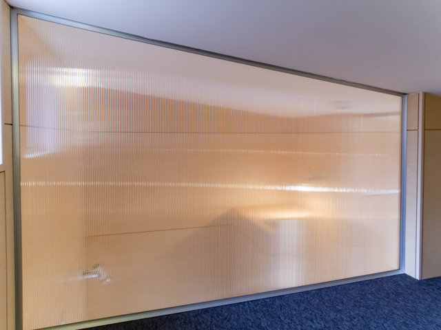 amabro新発売 GEM GLASS特殊な製法で作られたガラスのオブジェが新登場。 光の透過で、奥行きのある美しい発色をみせてくれます。サイズ：約w51×h77×d37mm 素材：ガラス 重さ：約390〜450g パッケージ込□PRICE ¥5,280Instagram