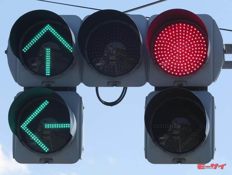 東日本で唯一!? 超レア「1本立ちの多灯信号機」なぜこの場所に？ 初見は「夜チョット怖い」かも乗りものニュース