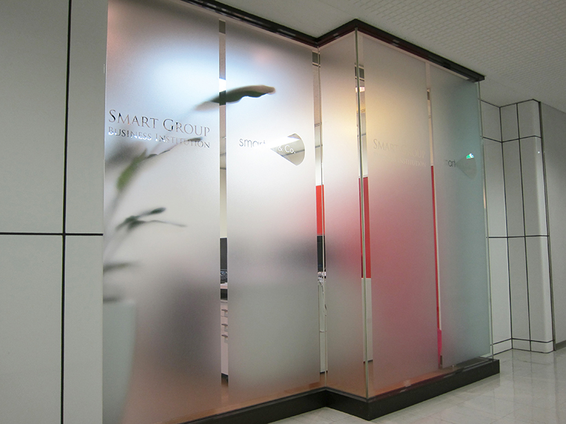 コストを抑えてリニューアル」カッティングシートで店舗を装飾。カッティングシール・看板製作 切り文字屋オッケイ