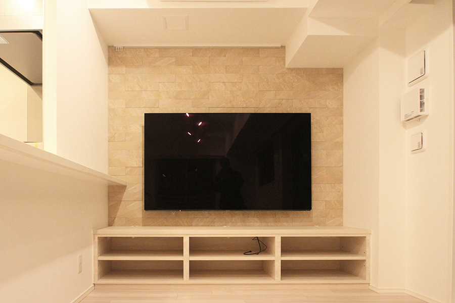 LIXILエコカラットプラス ラフクォーツ ライトグレー エコカラット・タイルの施工店👨🏻‍🔧 出雲タイル・エコカラットプラスラフクォーツライトグレー リビングに施工させて頂きました。😌 ・ リビング壁とキッチン側にかかる境い目にアルミ製見切り材を設置し