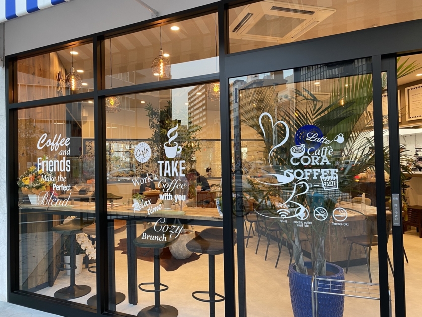 店舗ガラス窓カッティングシート制作: 広告デザイン制作オフィスDIGITAL UNDERGROUND