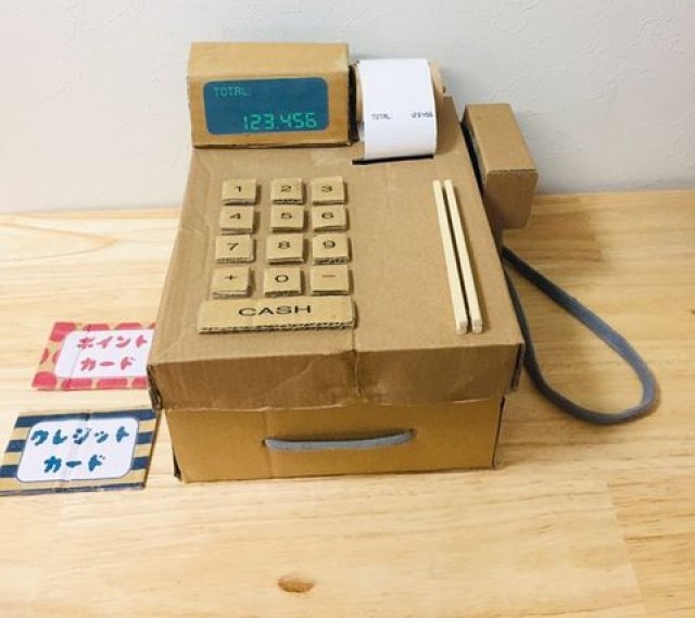 夏休み工作に⭐️100均グッズ＆お菓子箱で作れるおみくじ貯金箱💰,子供がお金を楽しく貯められる🎵面白い工作貯金箱の作り方をブログで紹介しています。, 小学生でも作れる位以外と簡単🤣,詳しくブログで紹介してるので、良かったらみてくださいね😊, プロフから飛びますよ⏭️,夏休みの宿題 ,貯金箱作り ,夏休み工作 ,貯金箱 ,アイデアレシピ ,100均 ,ダイソー購入品