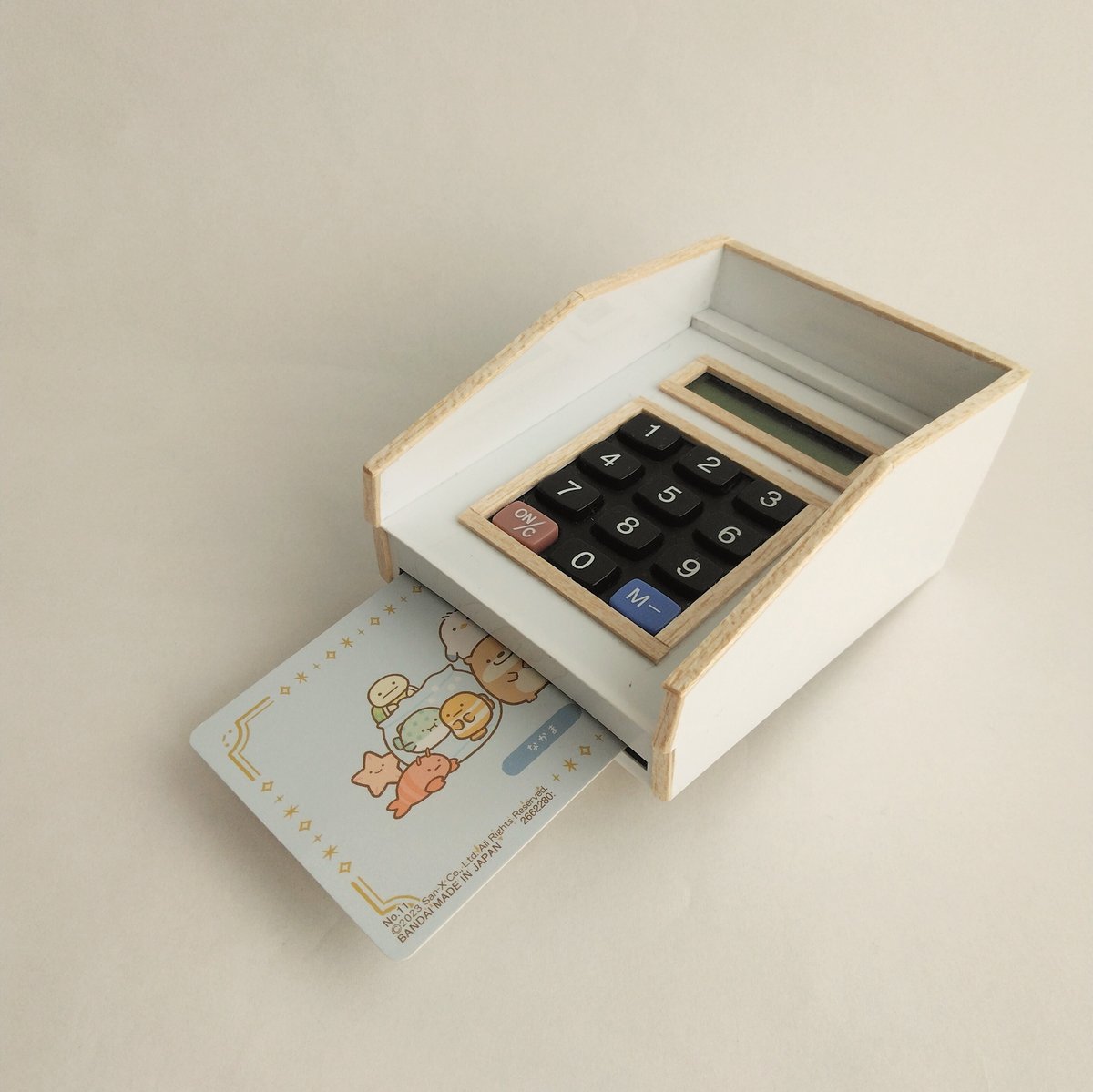 楽天市場 おかいものレジスター レジ おもちゃ レジスター 工作 ペーパークラフト 夏休み 玩具 ダンボール 段ボール 工作 お店屋さんごっこキャッシュレジスター ままごと 玩具 hacomoB-3080_014218: はぴキャラ