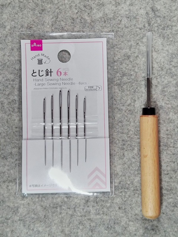 DAISOさん グッチョブです♪≧∇≦ b 本日探し物に行ったDAISOさん。 手芸コーナーにレザークラフト道具が追加されていました。 丸針バネホック&打具 10mm 12.5mm カシメ&打具 Ｄカン ギボシ等々・ ホックとカシメの色はシルバー、ゴールド、アンティークゴールド