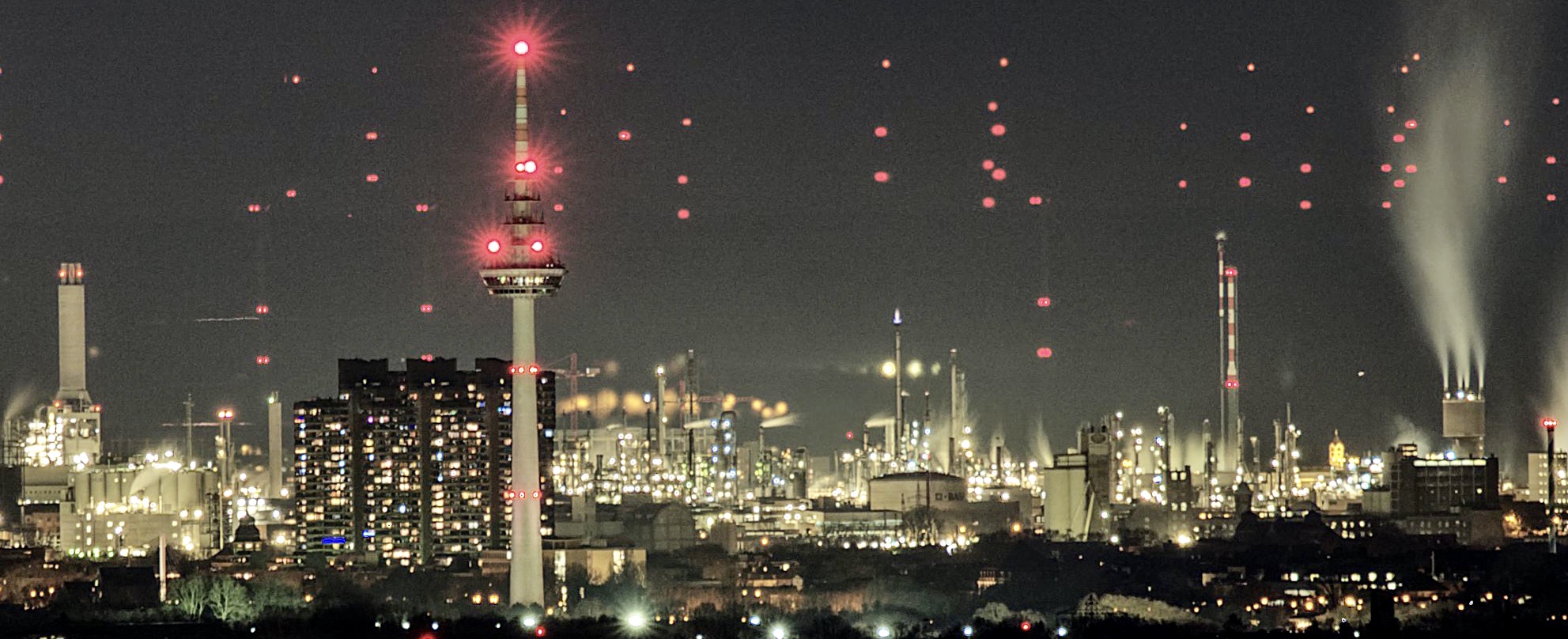 大阪・関西万博終了まで残り2日！ 🌟 大屋根リング Grand Ring— 万博のシンボル、その魅力ポイント！ 大阪・関西万博会場の中心をぐるりと囲む「大屋根リング」は、“多様でありながらひとつ”というテーマを体現する巨大木造建築。以下、ここに行ったら絶対感じてほしいポイントです👇🔍 見どころポイント 世界最大級の木造構造物：全周およそ 2km、外側の高さは 約20メートル