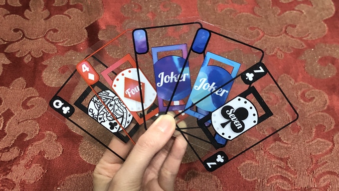 これはスタイリッシュ?! 面積の半分以上が透明になっているトランプ V.2057Kickstarter fan