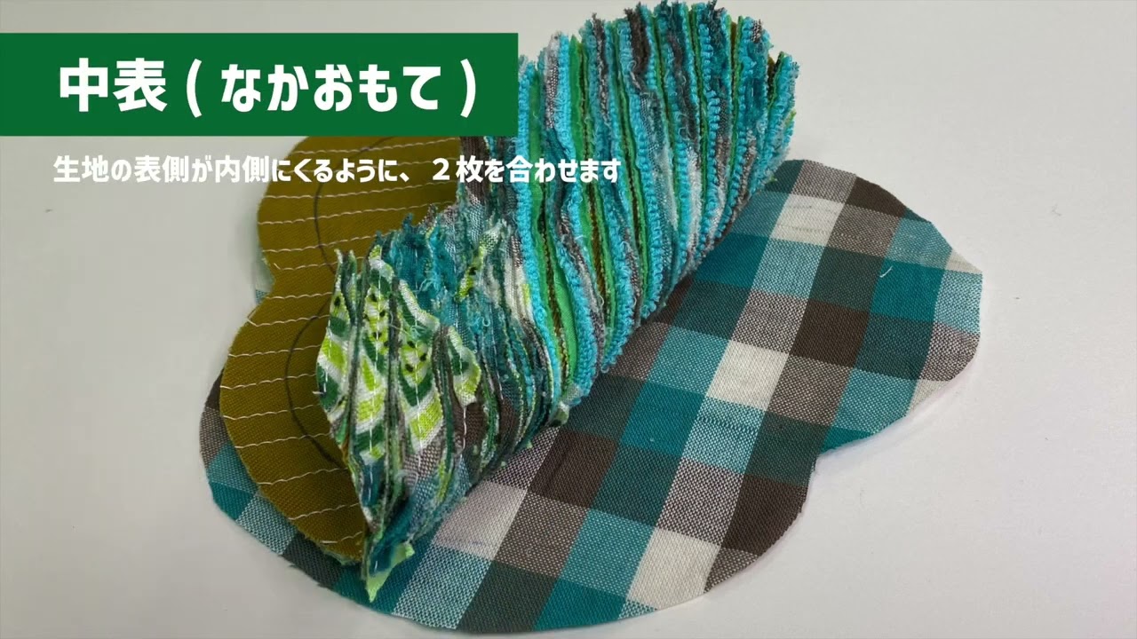 スラッシュキルトのポーチ作成の続きです♪ 洗濯した生地が半乾きの状態で、お風呂用ブラシで擦り生地を毛羽立たせます！そうすると断面がほぐれてもふもふに❤️handmadehandcraftedoneofakindgiftideacraft recipi japan thread piercedearring skillshar