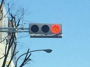 信号機の後ろについている「シマシマの板」の正体とは？自動車情報・ニュース WEB CARTOP