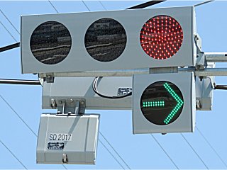 街中に3色の光を放つ「UFO」出現！ 激レア信号機が設置された理由とはくるまのニュース