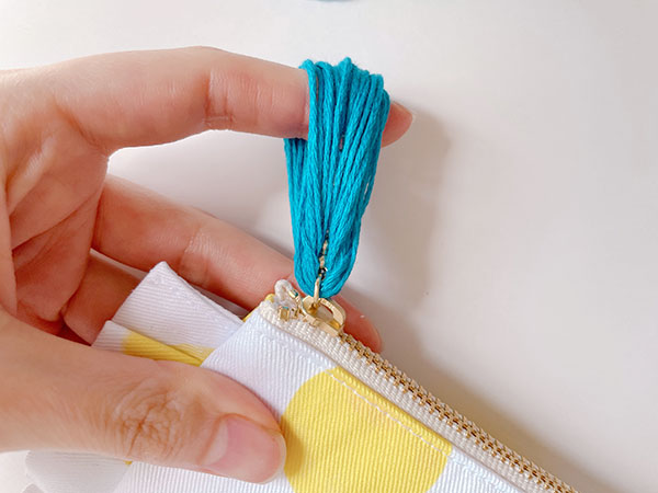 刺繍糸で作るバイカラーのタッセル