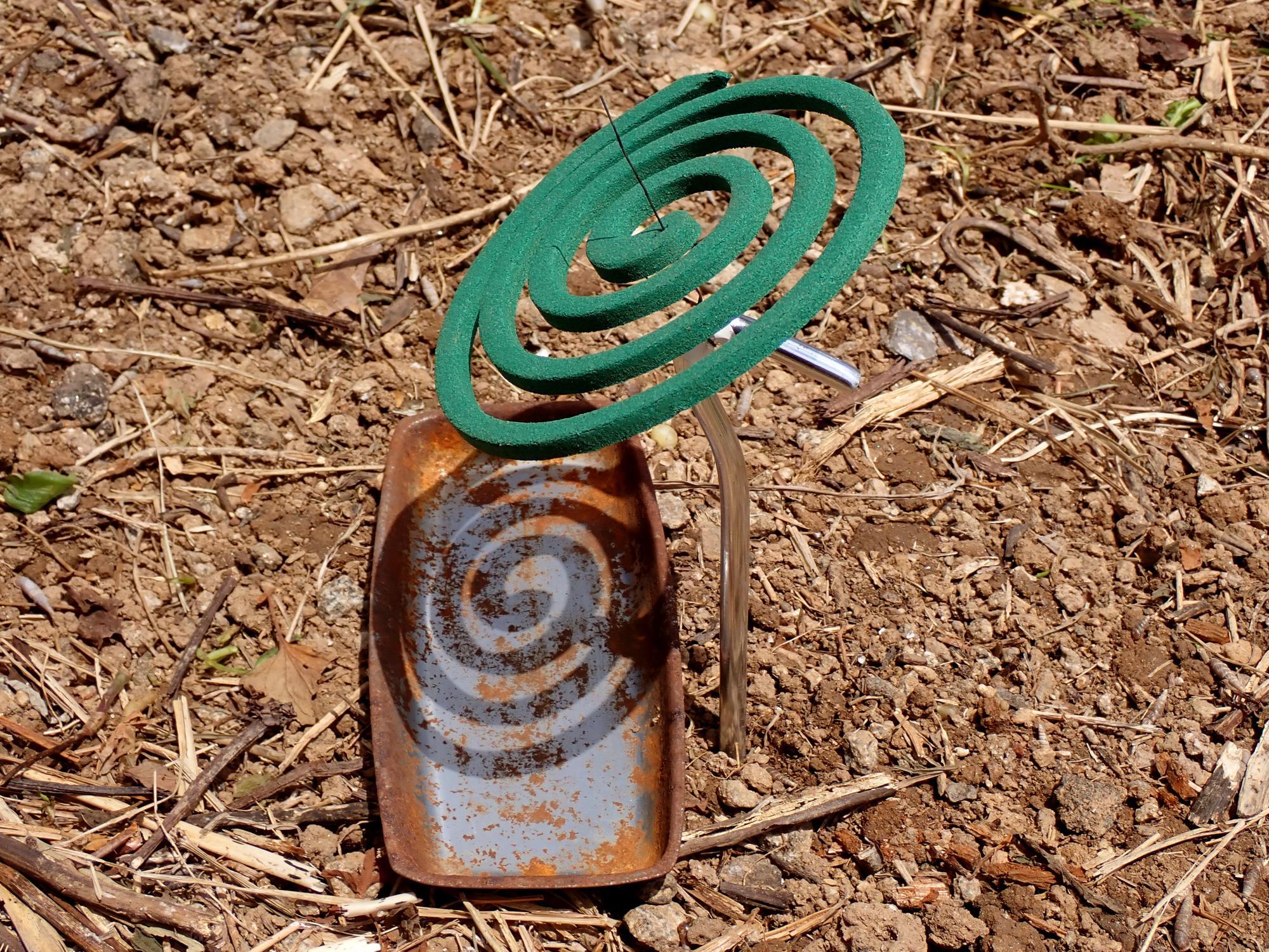 簡単キャンプDIY ダイソーの木製トレーを使って簡単に作れる蚊取り線香ホルダー👍