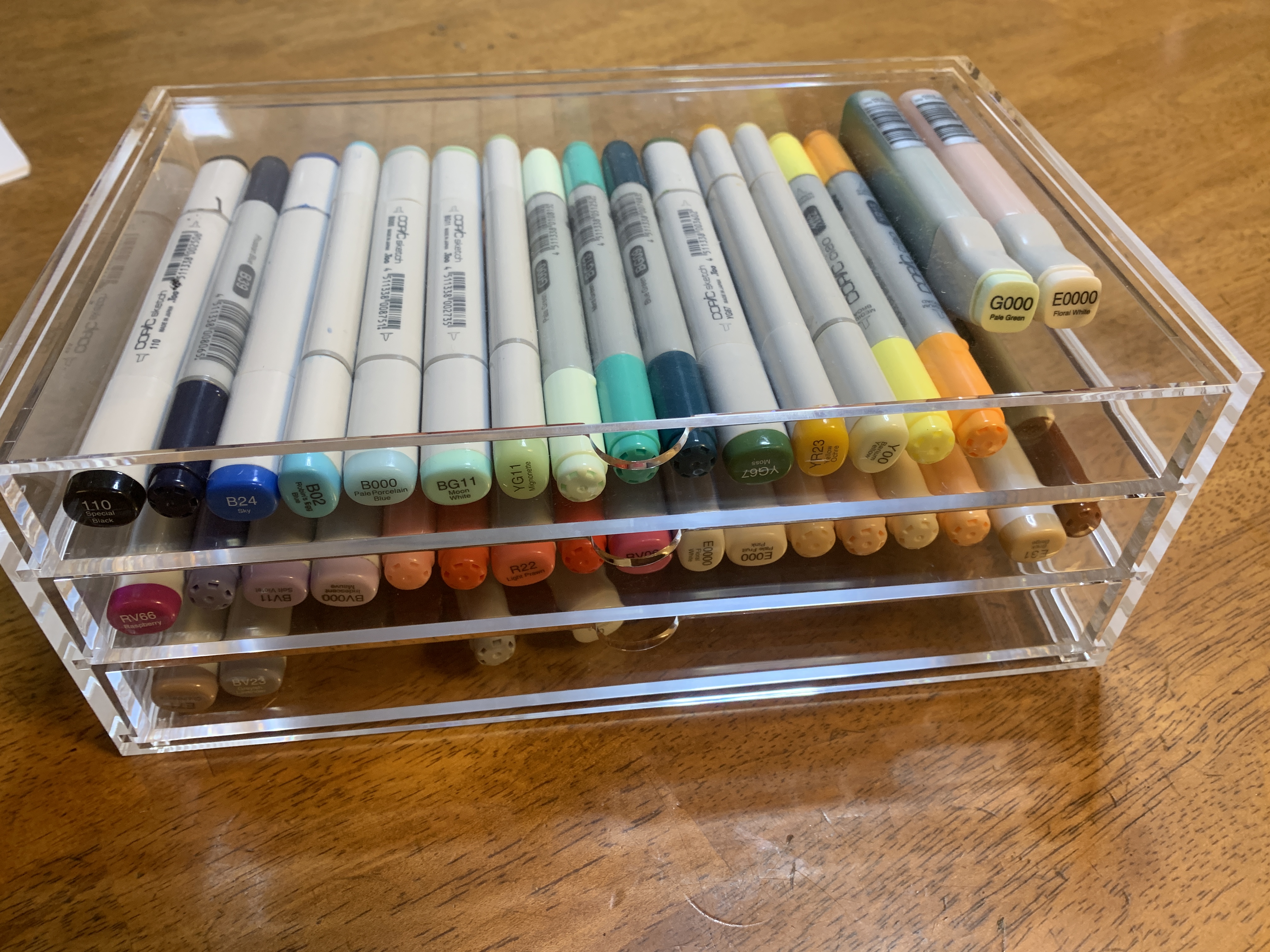 まるで無印良品？文房具・コピック収納はセリア・キャン☆ドゥの「タワーペンスタンド」が熱い！ 100均monoplus モノプラス