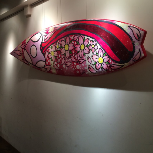 新しいサーフボードにデザインを描いてもらいました🎨 油性ペンとポスカを上手く使い分けてデザインを描いて、その上からクリアスプレーを吹いて完成です🤔✨今回は最近ハマってるゲーム「スプラトゥーン３」をイメージして描いてもらいキャラクターが僕になってるみたい