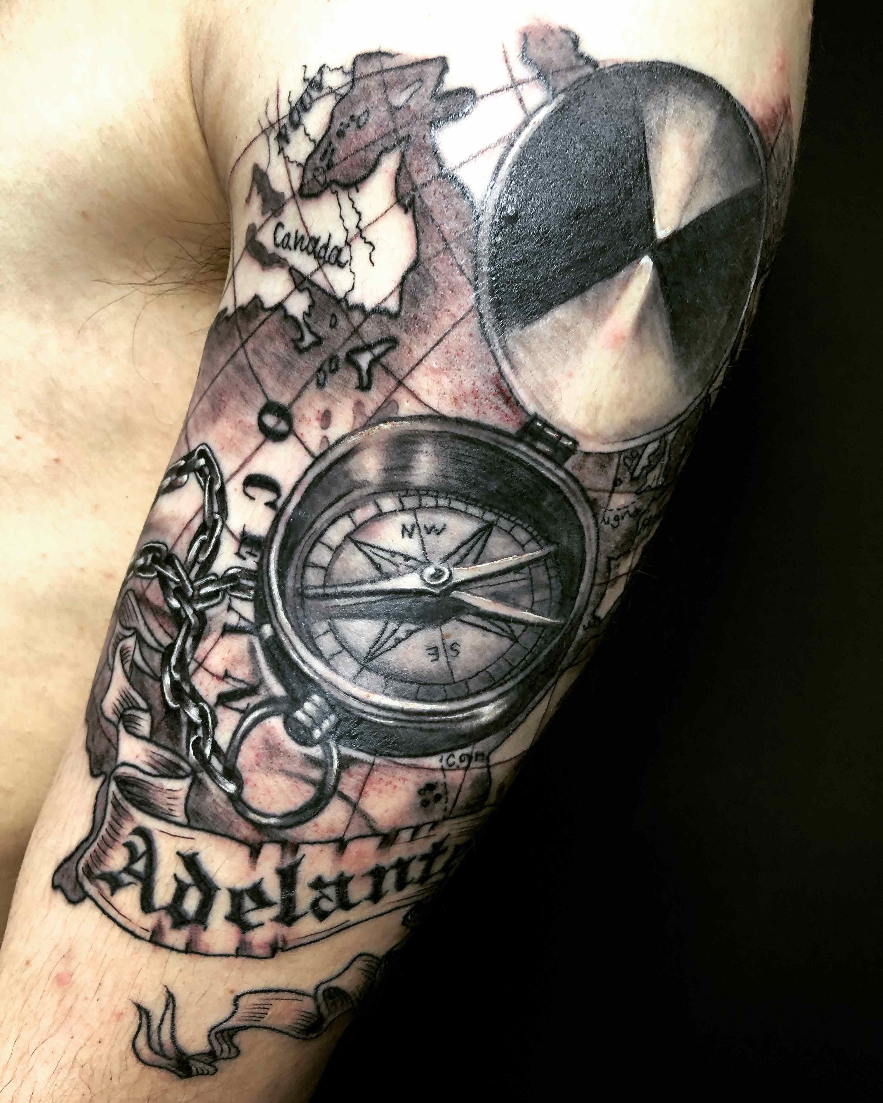 顧客の冒険的な雰囲気に合うようにコンパスとその上に地図を備えた絶景アームタトゥー!compasstattoocompasstattoodesigncompasstattoosmaptattoomaptattoosmountaintattooscenerytattooarmtattooarmtattoosarmtattooideauktattoouktattooist