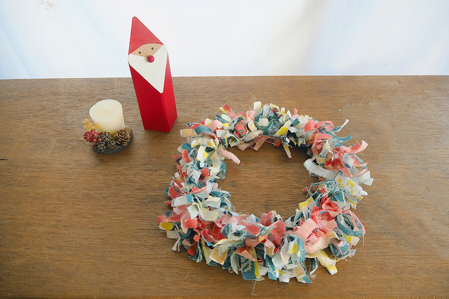 布で作ったクリスマスリース はぎれで30分で作れる！手作りクリスマスリースの