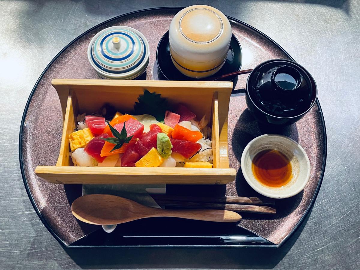 vegan】薬膳ヌードルで温活。台湾茶も豊富🫖「TSUMUGU CAFE」(池袋・立教大学エリア) クコの実やナツメなど薬膳がゴロゴロ入っている。  甘みの中にほんのり酸味があって、