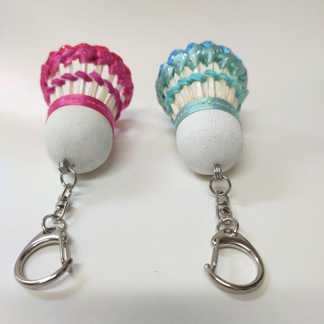 かわいいシャトルのリボン付きキーホルダーで個性をアピール