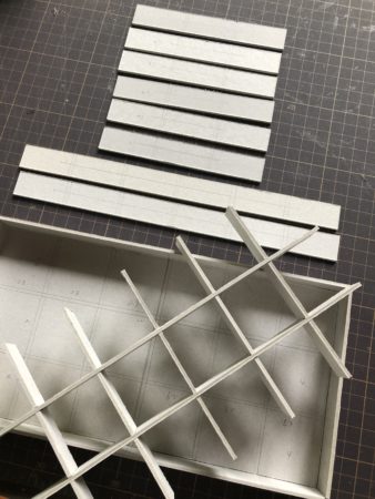 お菓子の箱に入っていた「仕切り」の厚紙、こういうの好き *｀艸´捨てられないのでハトメをつけ、その辺にあった紙を適当に綴じてみたら面白いノートができたよ。 あくまでも主役は「仕切り」の厚紙なのです。手作りノート紙が好きザラザラの紙