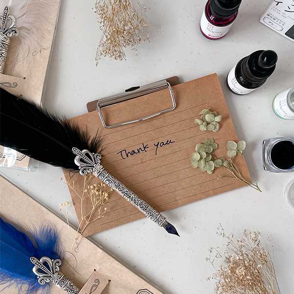 seria.jp さんで可愛いのん発見🪶 映え〜そうな羽ペン があったんです！！ めちゃ可愛いです！豪華です😊👍 飾りの羽ペン かと思っていたのですが、ちゃんとペン先が外せて自分の好きなペン先を使うことができるようになっています。 羽もふわふわのとシンプルなのが