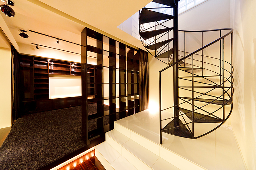 正方形 印刷またはシームレスなパターンで幾何学的な形状や抽象的なフォーム ハンギングランプや直線 曲線や階段 バウハウスの背景 現代美術のデザイン平型ベクトル ストックベクター ©Sonulkaster 619797420