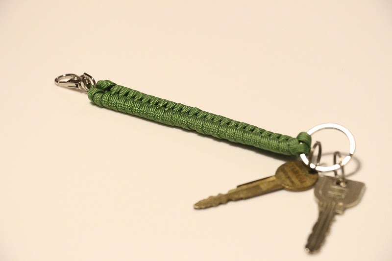 パラコードで作る調節可能なスマホショルダーとハンドストラップ