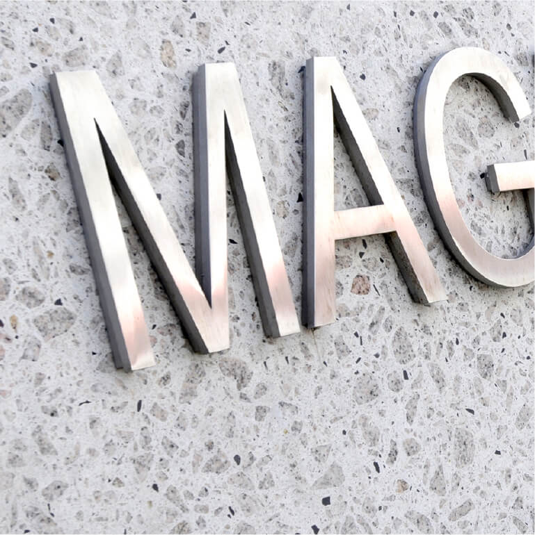 ロゴがカラフルで目立つ会社の看板。事務所の表札建物の名称看板なら銘板館へ 施工事例