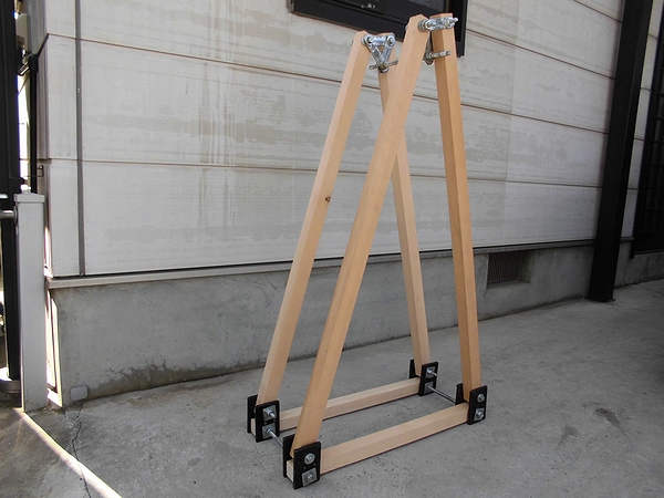 サイクルラック作ったよ」 「いるなぁ、、」と思いつつ設置できていなかったサイクルラックを作成しました🚲 2×4材でコツコツDIY。所々雑な箇所も散見しておりますが、 耐久性はバッチしなので自転車でお越しの際は是非ご利用下さいね✌︎theunformstoreasomatous