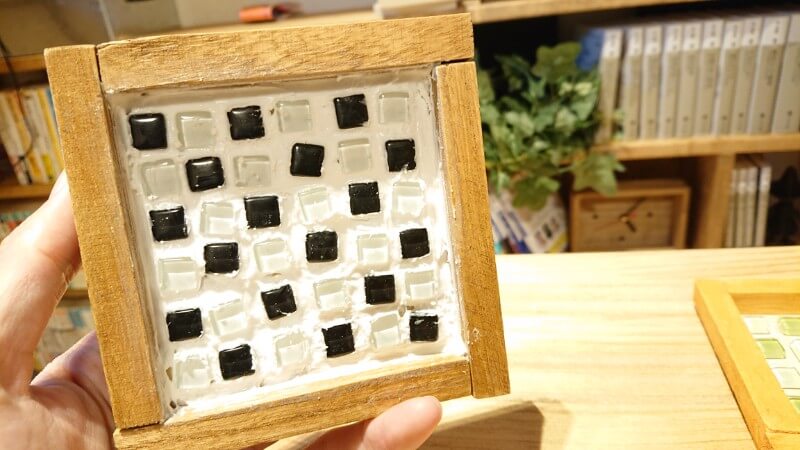 ☆20200323☆ . おはようございます❤️ . ダイソーで好みのガラスタイルシールを見つけたので、タイルシールから貼り替えました👍💕 .めちゃ✨いい感じ――🤣💕 . 100均凄い✌️😆💕 100均100均リメイク簡単リメイクガラスタイルガラスタイルステッカー