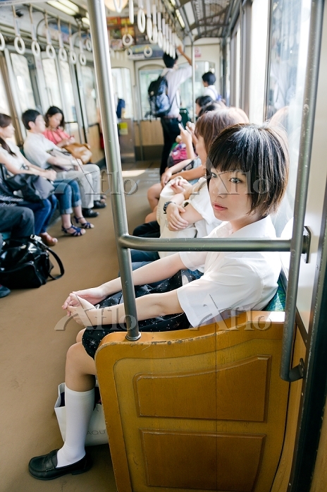 243 電車 座席 High Res Illustrations - Getty Images電車 車内, 電車内 日本, つり革