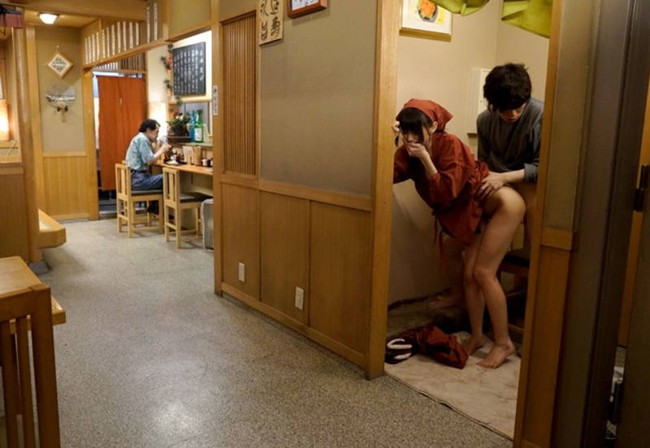 個室居酒屋でSEXしてる変態カップルのエロ画像33枚｜エロ牧場