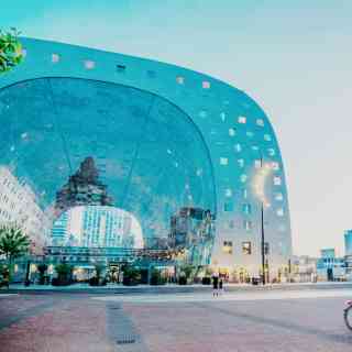 オランダ・ロッテルダムにあるMVRDV設計の集合住宅とフードマーケットの複合施設「マルクトハル」 -casa