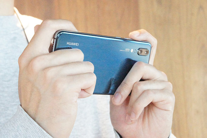 スマホを持つ手 画像 - Freepikで無料ダウンロード