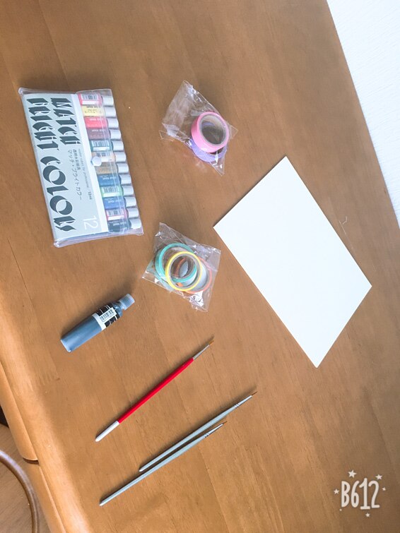 ダイソーの半円型ワイヤーネットでデスクを整理