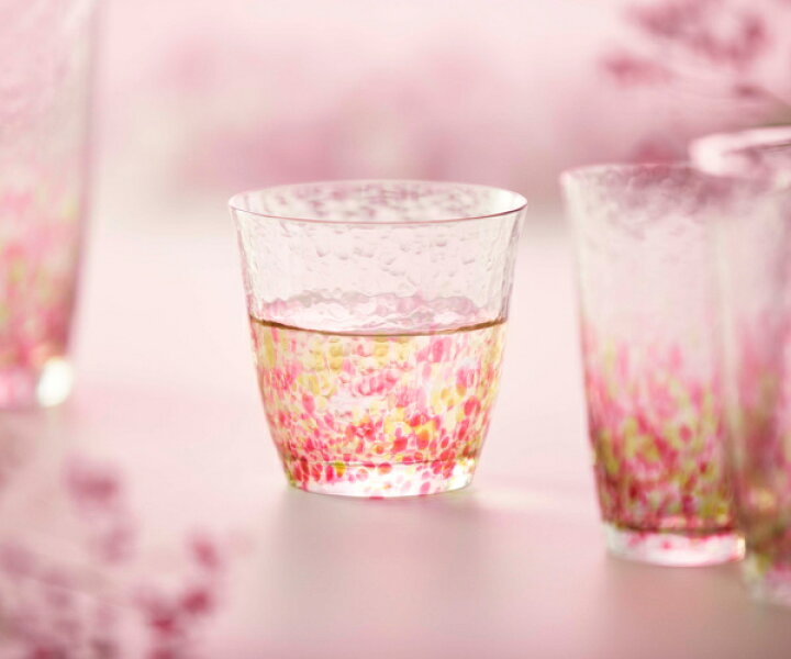 蒸し暑い夏の日はやはり水出し茶に限ります！English below👇 白ワイン用のグラスで飲むともっと美味しくなりますよ🍵🥂✨レシピはこちらがおすすめ💁‍♂️ 茶葉 15g 冷水 750ml 時間 6h〜8h冷蔵庫に保管特に冷茶として飲むのが美味しいのは、@senchaism の LOVE AT